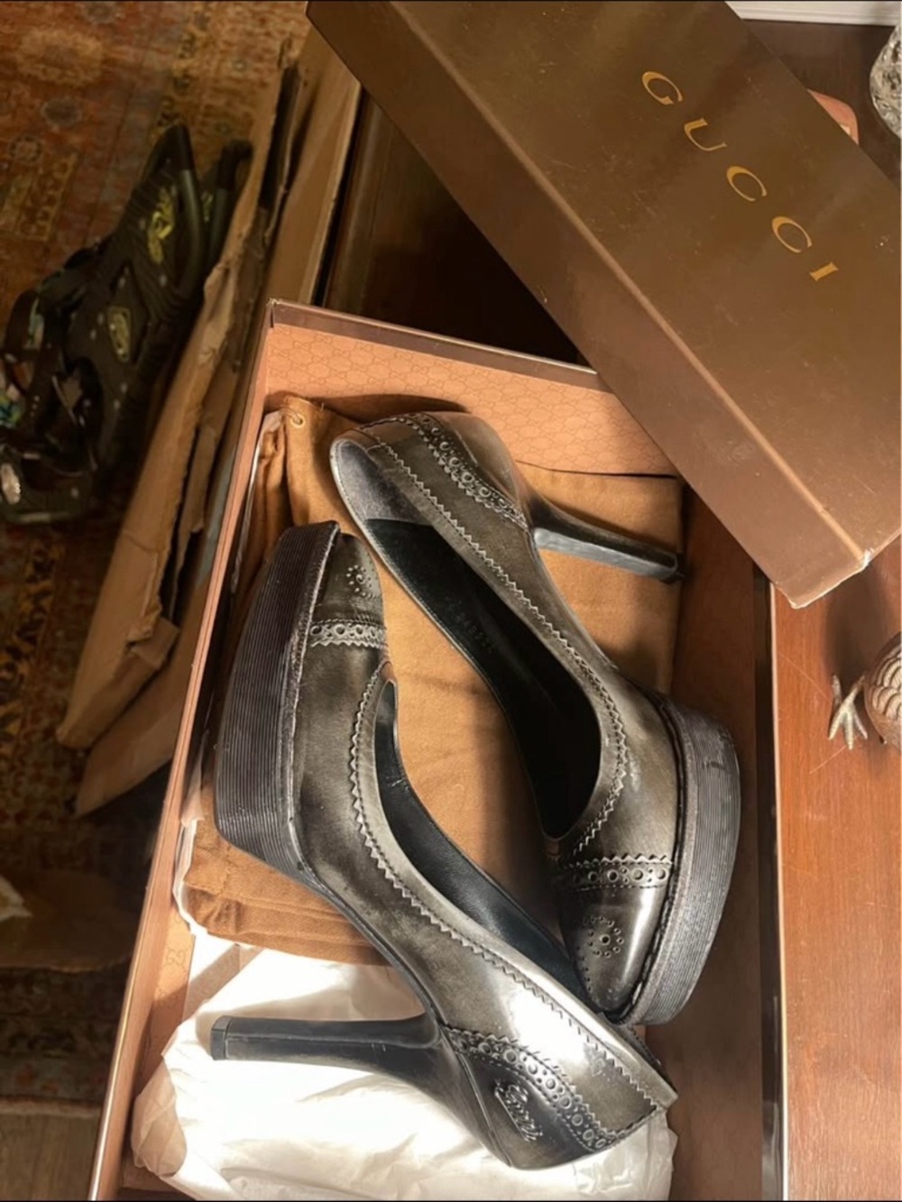 Gucci Black Leather Scalloped Heel Pumps - Picture 3 of 10